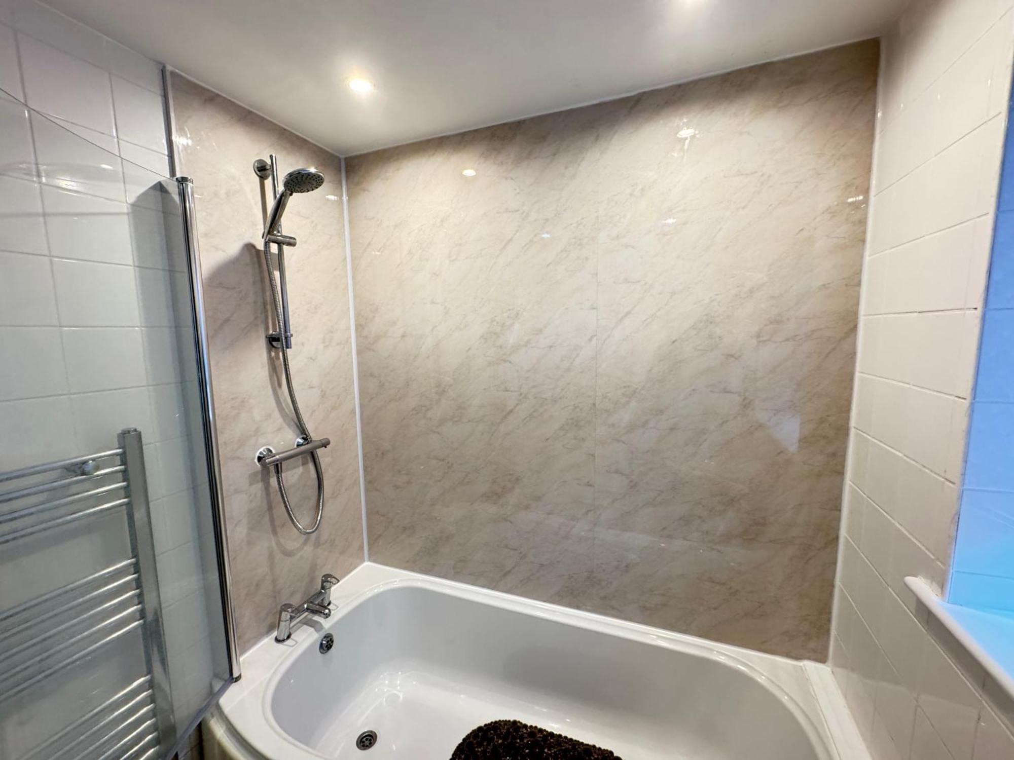 The Vogue Stay, 3 Bedrooms, 2 Bathrooms, Ideal For Jr & Oxford Hospitals, Free Carpark, Conveniently Located For Ring Road Access, 2 Miles From Oxford City Centre Easy Car & Bus Route Ngoại thất bức ảnh