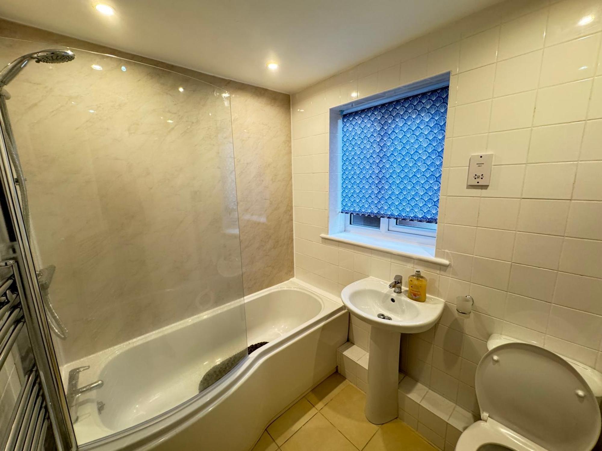 The Vogue Stay, 3 Bedrooms, 2 Bathrooms, Ideal For Jr & Oxford Hospitals, Free Carpark, Conveniently Located For Ring Road Access, 2 Miles From Oxford City Centre Easy Car & Bus Route Ngoại thất bức ảnh